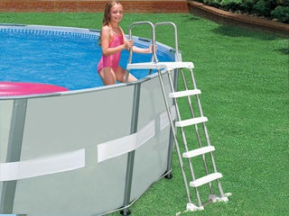 Image Echelle de securite a plateforme Intex SECURIT pour piscine hors-sol d'une hauteur de 132cm