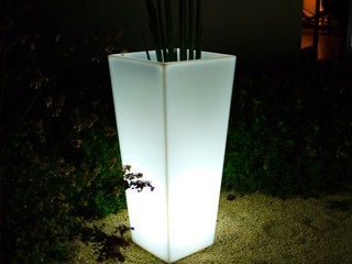 Image Vase lumineux sans fil Loon KEOPS a LED 35x35x50cm pour piscine et jardin