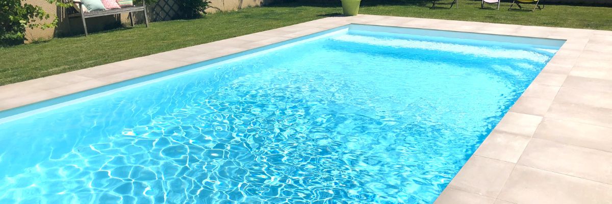 La piscine enterrée de forme rectangulaire : caractéristiques et choix